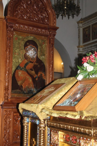 Расстрелянные иконы в Воскресенском кафедральном соборе Южно-Сахалинска