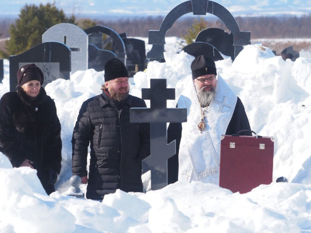 С владыкой Никанором на могиле мамы и Владимира