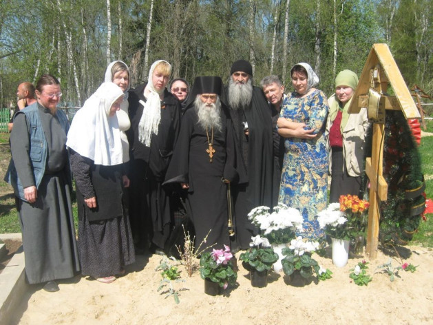 На сороковой день старец Илий совершил панихиду на могилке монахини Агриппины, упокоившейся на монастырском кладбище в селе Клыково