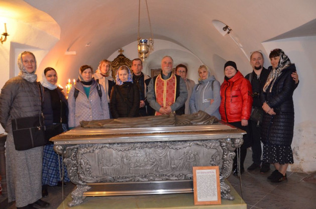 Иеромонах Иоанн (Семин) с паломниками у раки преподобного Мартирия Зеленецкого