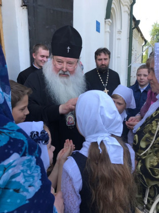 Митрополит Орловский и Болховский Тихон с детьми православной гимназии