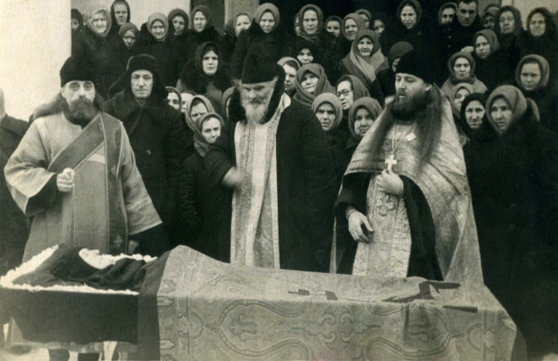 погребение монахини ок. 1959 г. Протодиакон Сергий Зензивеев, прот. Петр Успенский, иерей Константин Тивецкий