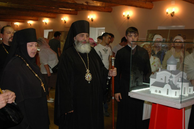 Епископ Тихвинский и Лодейнопольский Мстислав на открытии выставки в обители
